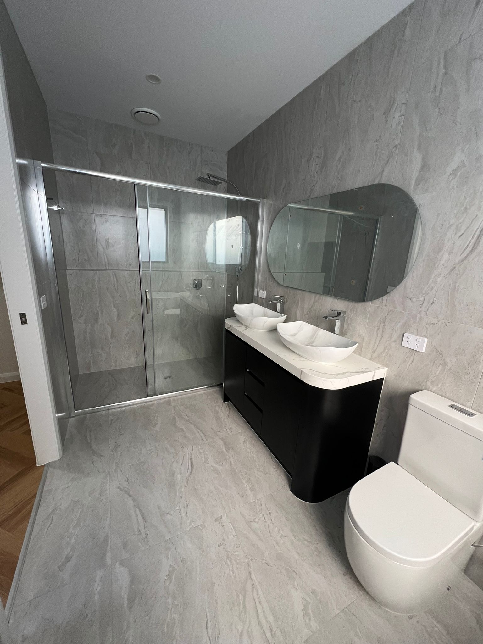 Modern bathroom at Lynwood St Manor Lakes project by Keshar Constructions